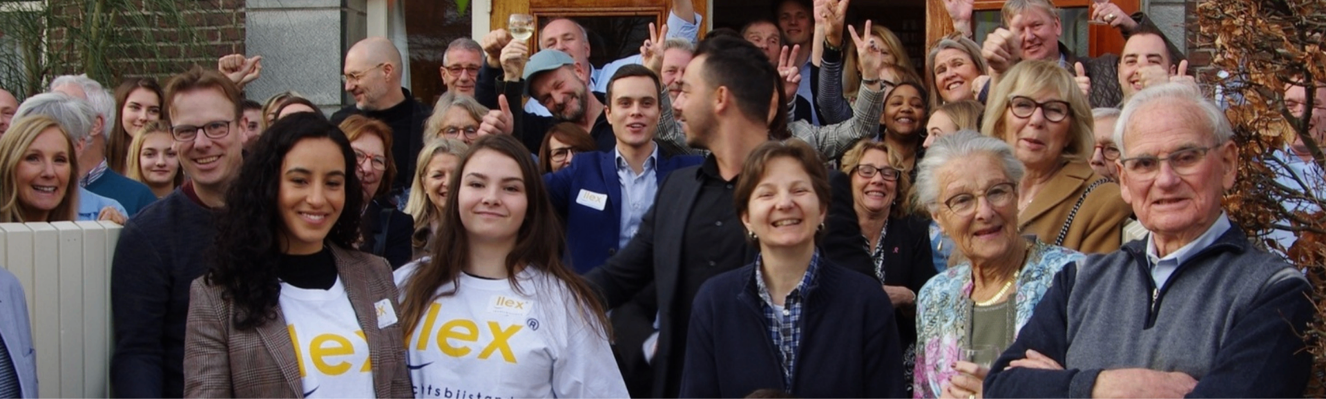Priecīga smaidoša ģimene, ko atbalsta LLex